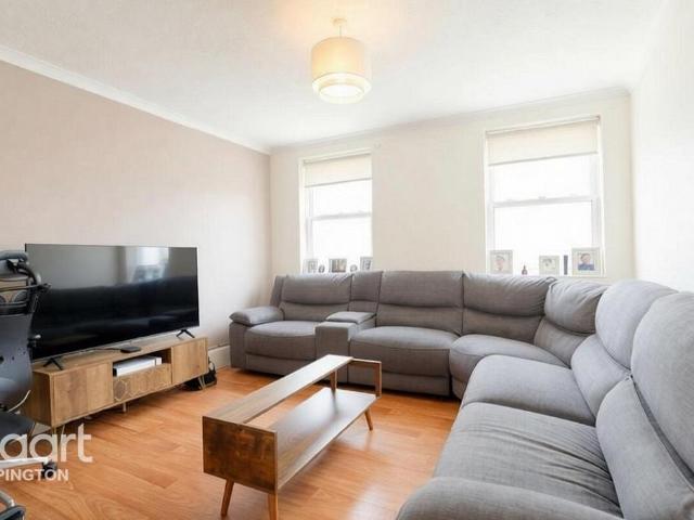Flat for sale in Leesons, Greater London