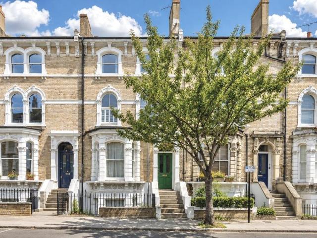 Flat for sale in Stockwell, Greater London