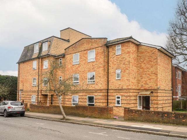Flat for sale in London Borough of Merton, Raynes Park