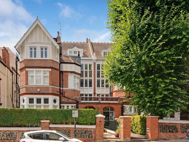 Flat for sale in South Hampstead, Greater London