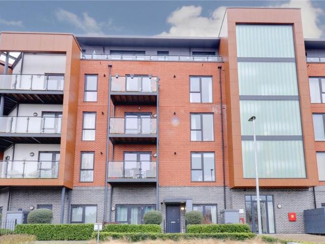 Flat for sale in Harold Wood, Greater London