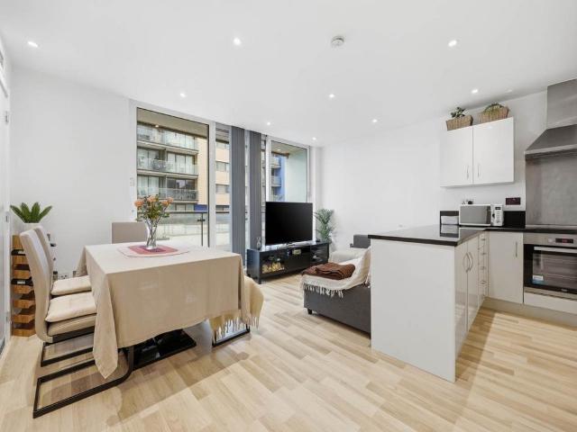 Flat for sale in Reach, Greater London