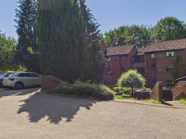 Flat for sale in Highfield, Pouchen End