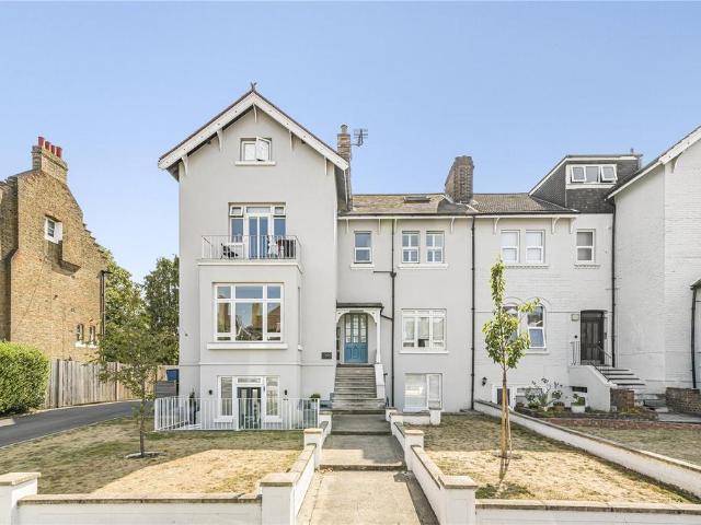 Flat for sale in Strawberry Hill, Greater London