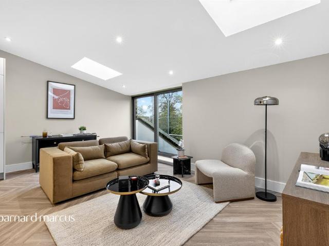 Flat for sale in Old Kent Road, Greater London