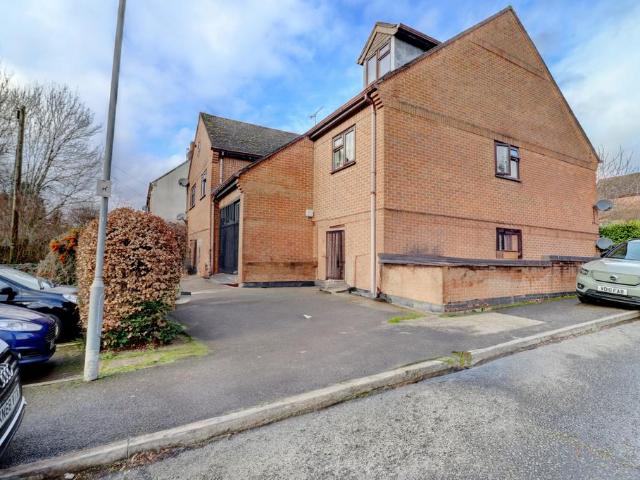 Flat for sale in Loudwater, Buckinghamshire