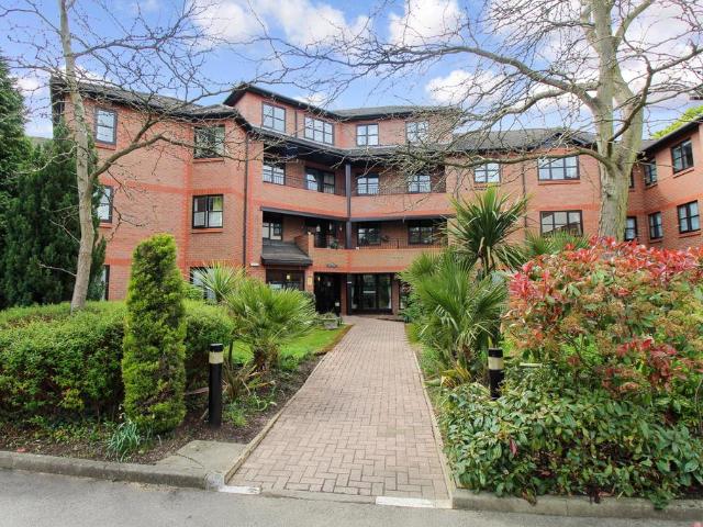 Flat for sale in Greenhill, Greater London
