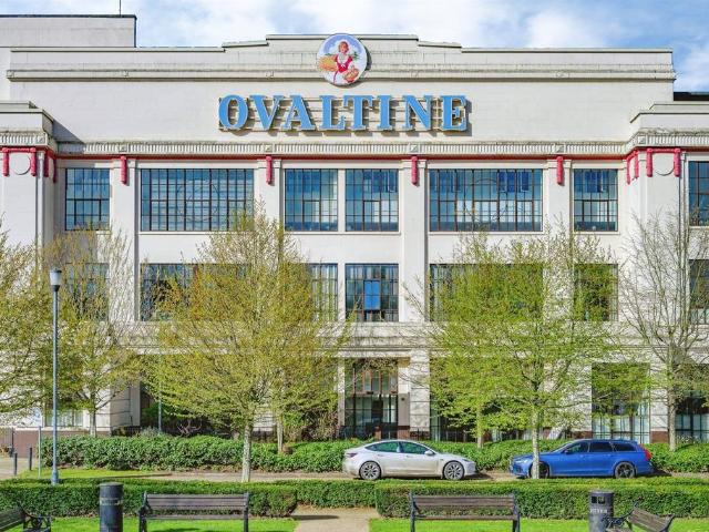 Flat for sale in Batchworth, Hertfordshire