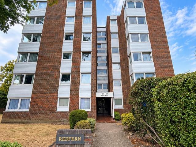 Flat for sale in Oakhill, Greater London
