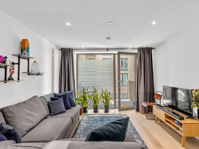 Flat for sale in Silvertown, Greater London