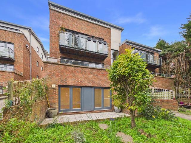 Flat for sale in London Borough of Croydon, Kenley