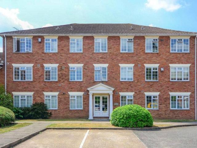 Flat for sale in Strawberry Hill, Greater London