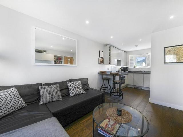 Flat for sale in Clapham, Greater London