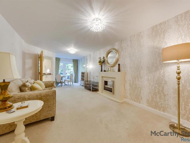 Flat for sale in Chalfont St. Peter, Denham