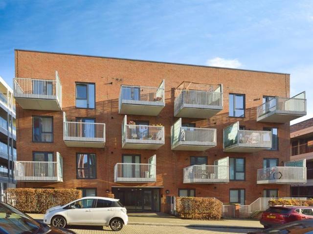Flat for sale in Milton Keynes