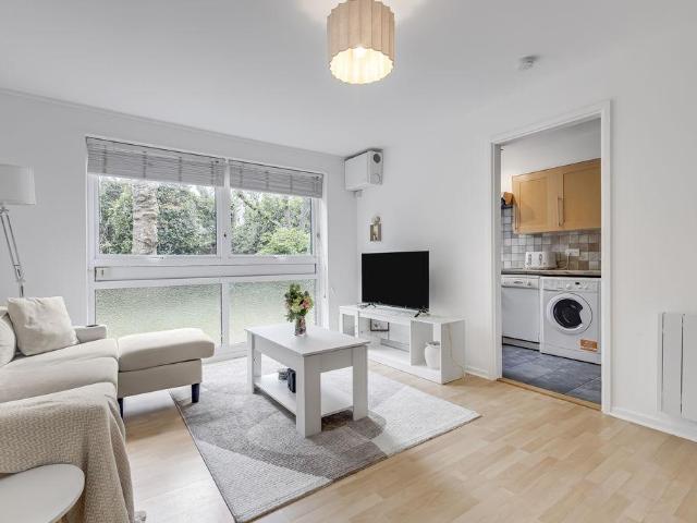 Flat for sale in Bromley-by-Bow, Bow