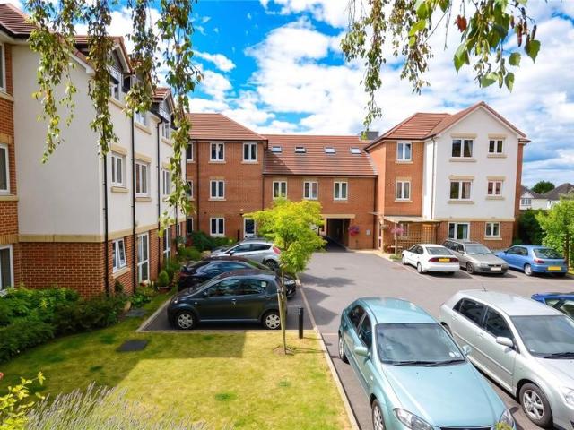 Flat for sale in Heol-las, Surrey