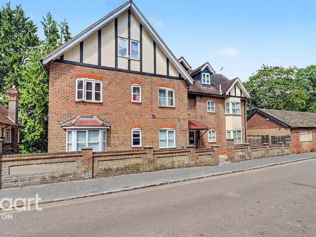 Flat for sale in Spring Park, Luton