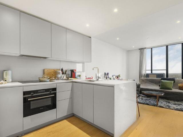Flat for sale in Isle Of Dogs, Greater London
