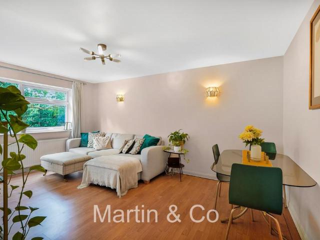 Flat for sale in London Borough of Croydon, Addiscombe