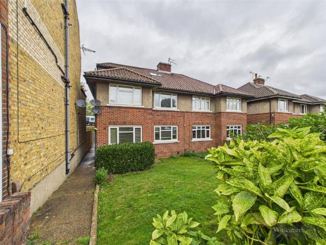 Flat for sale in Berrylands, Greater London