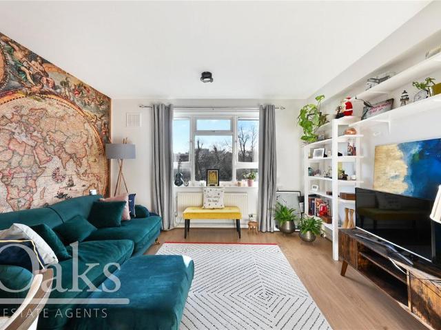 Flat for sale in Streatham Hill, Greater London
