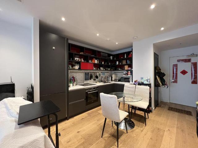 Flat for sale in London City Island, Blackwall