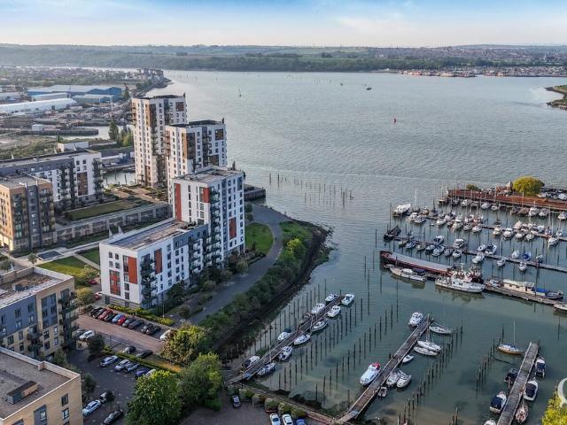 Flat for sale in Brompton, Gillingham