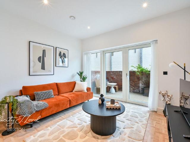 Flat for sale in Clapham Junction, Greater London