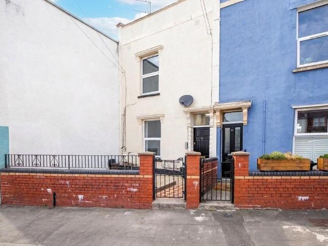 Flat for sale in Baptist Mills, Feckenham