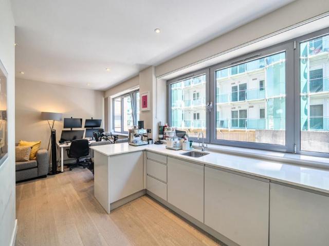 Flat for sale in New Barnet, Greater London