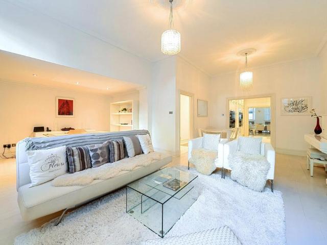 Flat for sale in Knightsbridge, Greater London