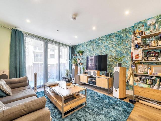Flat for sale in Birch Green, Lower Halliford