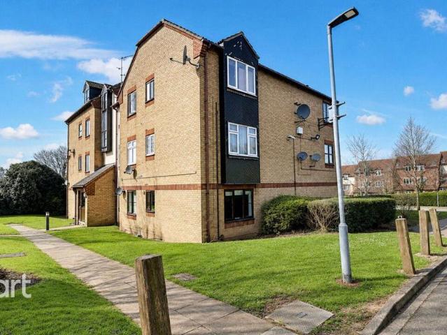 Flat for sale in Spring Park, Luton
