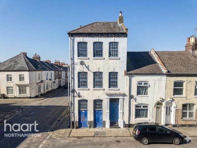 Flat for sale in Northampton, Northamptonshire