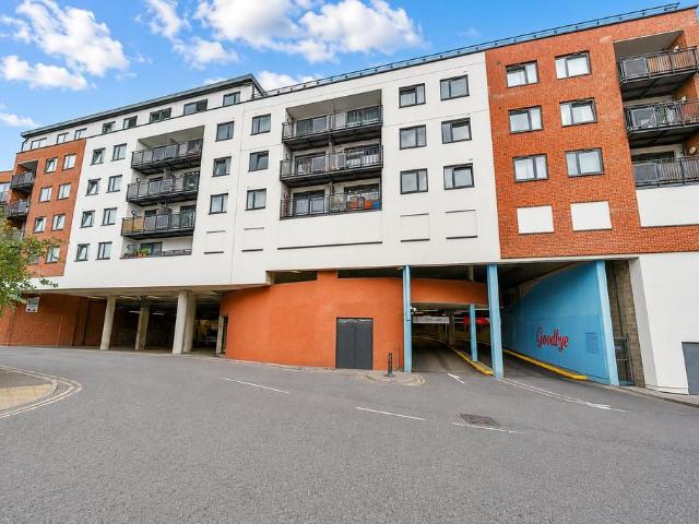 Flat for sale in Heol-las, Surrey