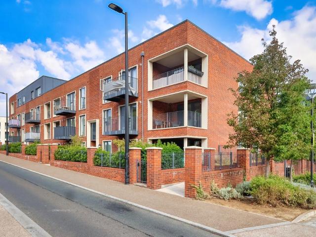 Flat for sale in Daws Hill, Cressex