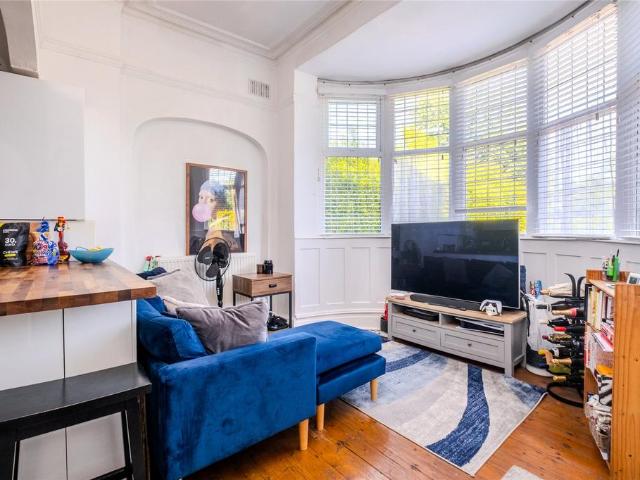 Flat for sale in Streatham Hill, Greater London