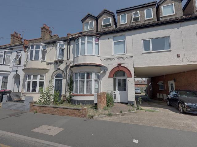 Flat for sale in Alton Barnes, Essex