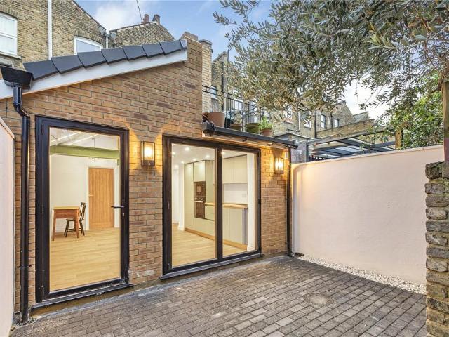 Flat for sale in Lower Clapton, Greater London