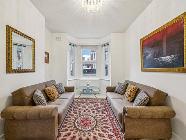 Flat for sale in Clapham Junction, Greater London