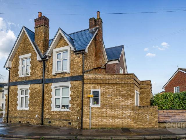 Flat for sale in Fole, Surrey