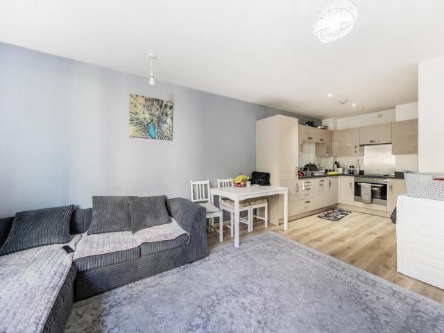 Flat for sale in Kingsbury, Greater London