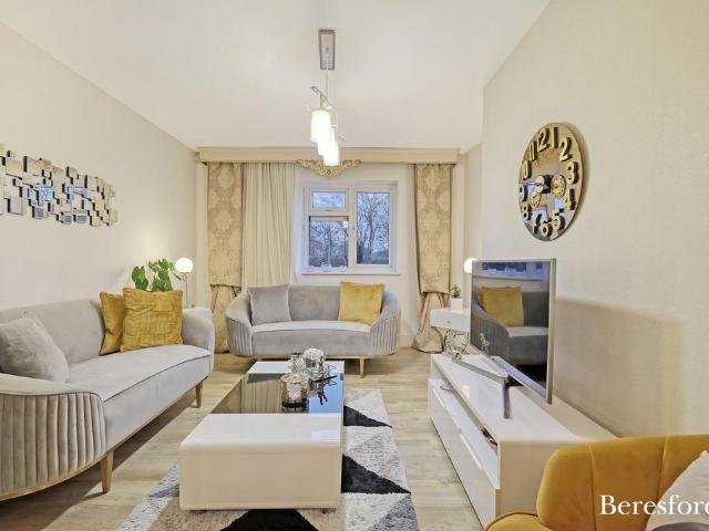 Flat for sale in Romford, Harold Hill