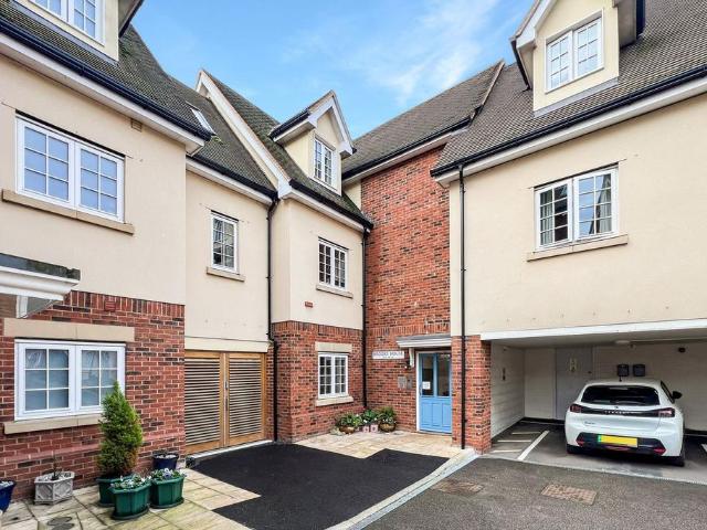 Flat for sale in Chipping Hill, Essex