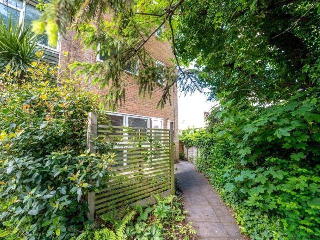 Flat for sale in Charlotteville, Guildford