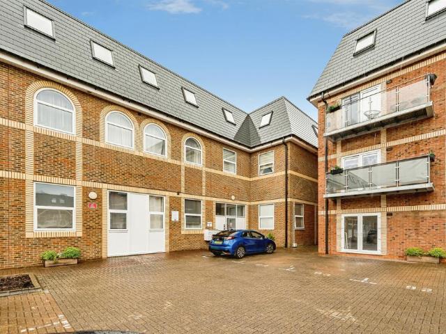 Flat for sale in Quarrendon, Aylesbury