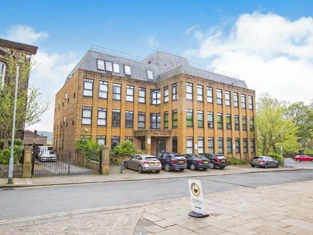 Flat for sale in Halifax, West Yorkshire