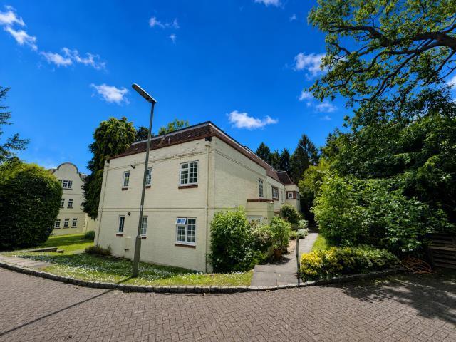 Flat for sale in Heol-las, Surrey