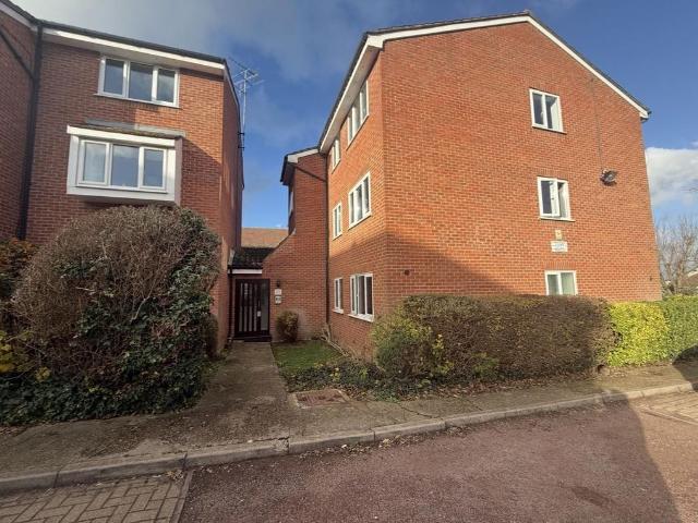 Flat for sale in Colney Hatch, Greater London
